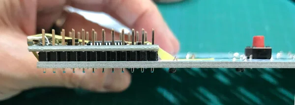 Mint60でProMicroをはめてピンヘッダーをテープで止める（1）