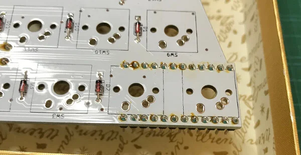 Mint60でピンヘッダーをはんだ付けしたところ