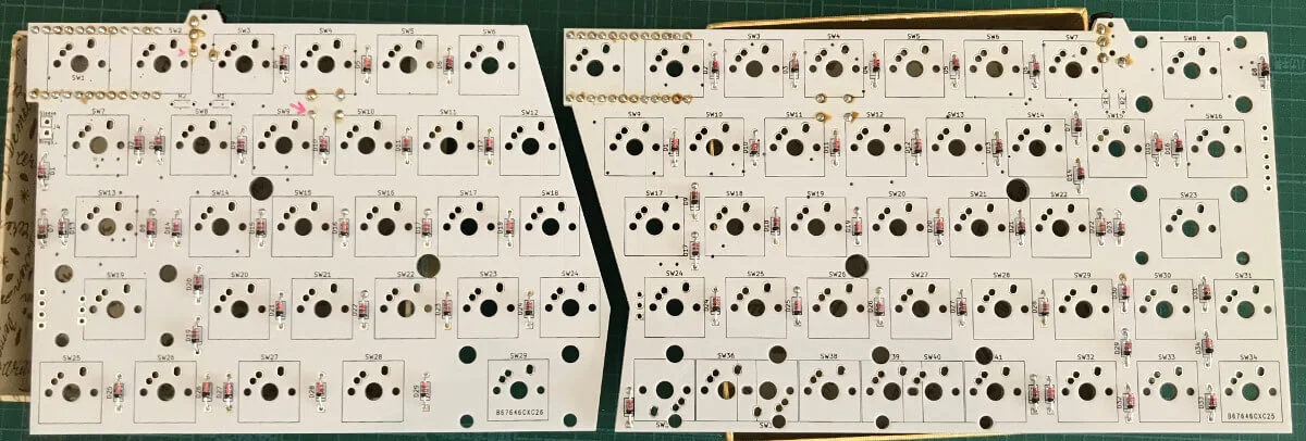 Mint60で前半のはんだ付けが終わったところ