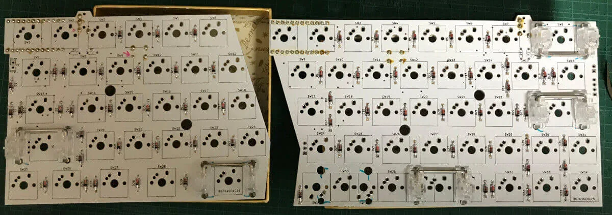 Mint60でスタビライザーをPCBに差し込んだところ