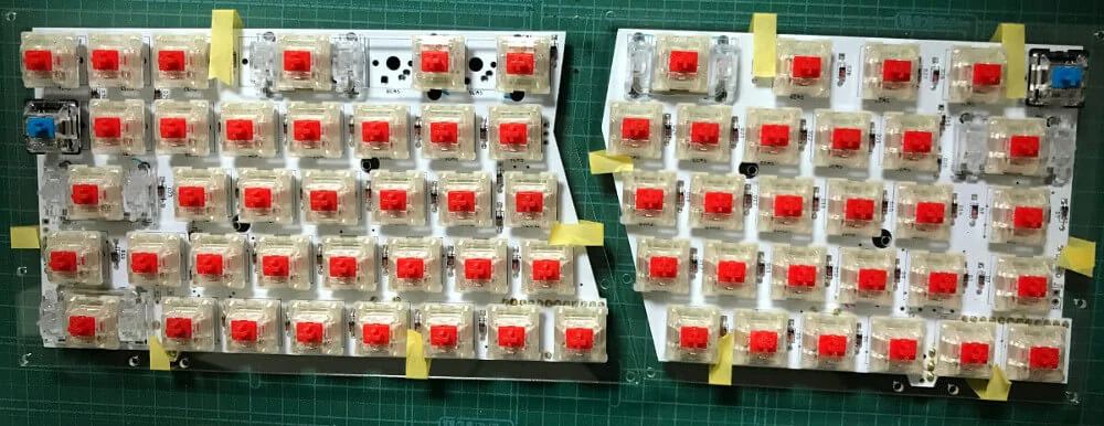 Mint60でアクリルのプレートにキー軸をはめる