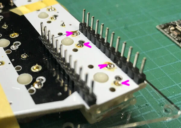 ProMicroの真下にあるキースイッチの足を切る