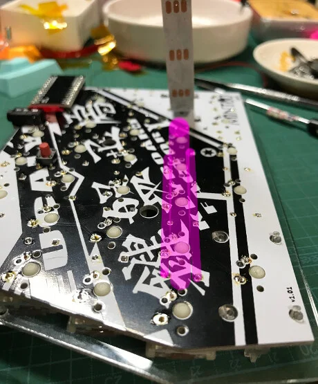 Mint60でLEDの下に絶縁テープを貼る