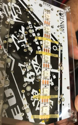Mint60でLEDの下に絶縁テープを貼る