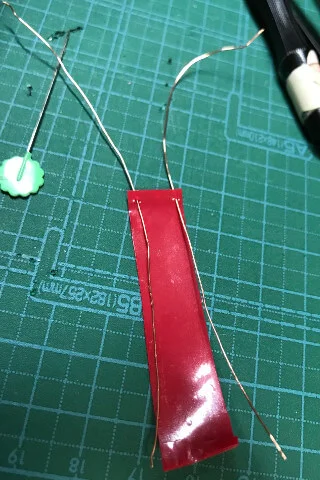 Mint60のProMicroの下に絶縁テープをくぐらせる