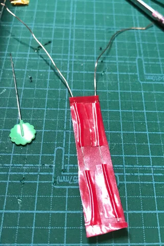 Mint60のProMicroの下に絶縁テープをくぐらせる