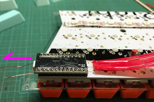 Mint60でProMicroの下に絶縁テープをくぐらせる