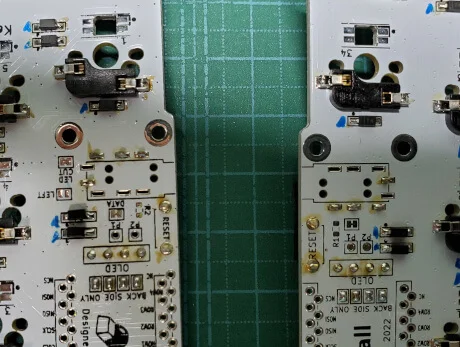 自作キーボード「Keyball61」の組み立て手順〜TRRSソケット・タクトスイッチ・4連ピンソケットのはんだ付けを裏から見たところ