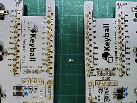 自作キーボード「Keyball61」の組み立て手順〜ProMicroのはんだ付けを裏から見たところ