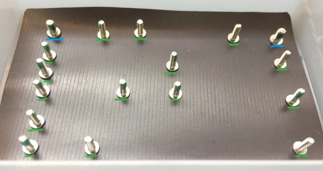 レッツノートRZ5の底面ネジをマグネットシートに置いたところ