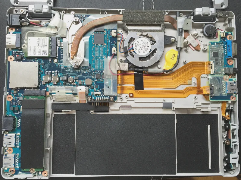 レッツノートRZ5のカバーを外したところ