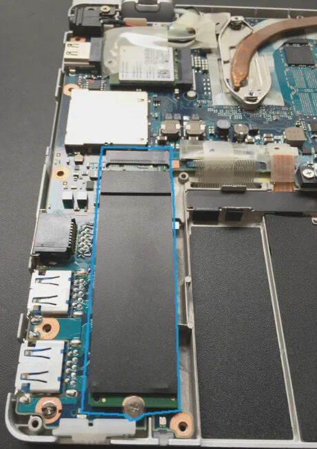 レッツノートRZ5のSSDの位置