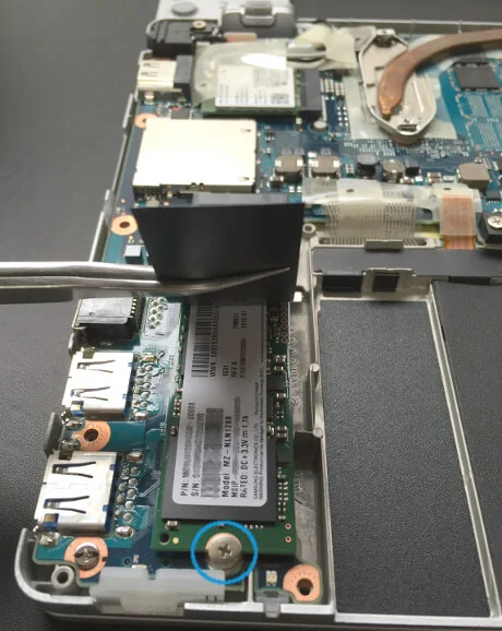 レッツノートRZ5のSSD写真