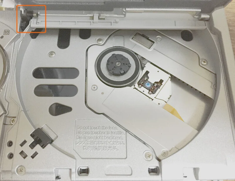 レッツノートS9のDVDドライブ内のバネ部分