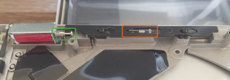 レッツノートS9のドライブ裏側のバネ