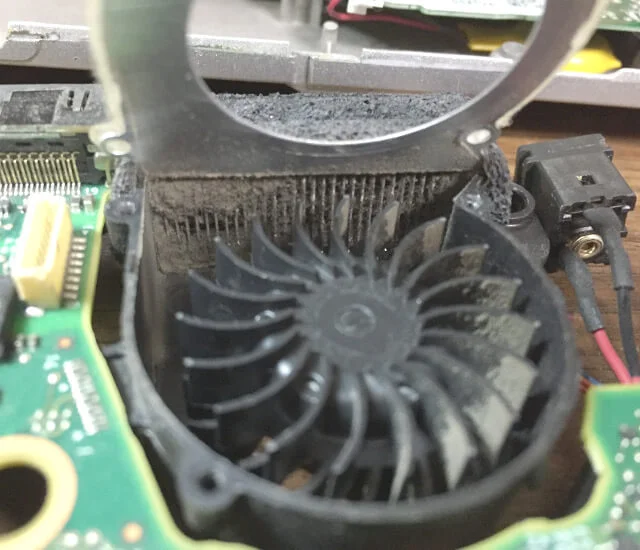 レッツノートCF-S9のファンのフタを開けたところ