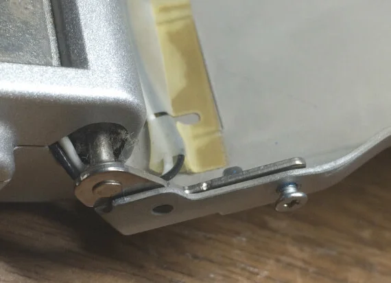 レッツノートS9のジャンクで無線LANケーブルはヒンジの内側を通って天板へ