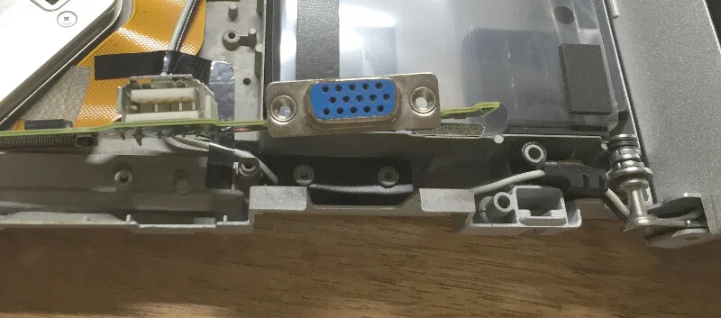 レッツノートS9のジャンクでVGAケーブルのボックスネジも外す