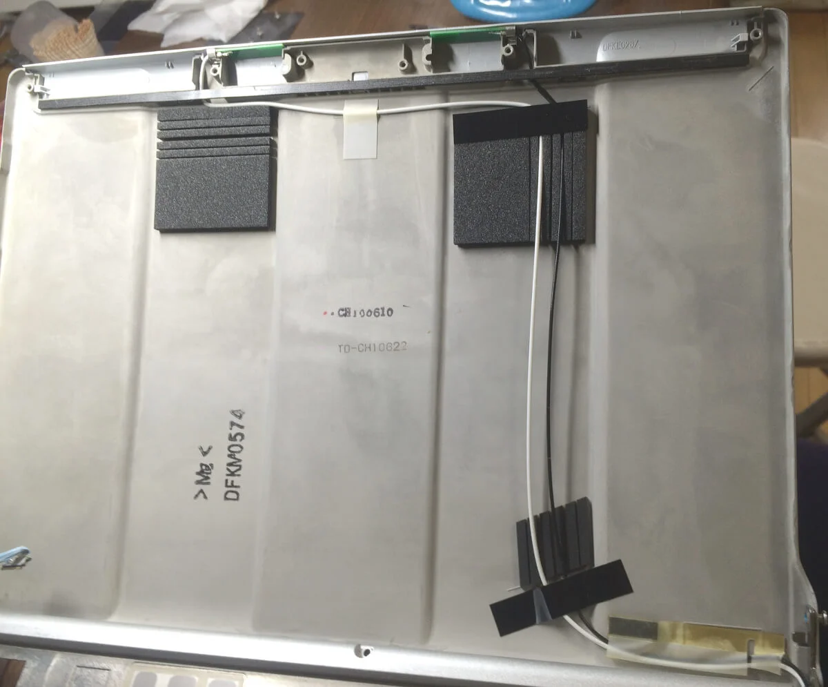 レッツノートS9のジャンクで天板に固定されている無線LANのアンテナ