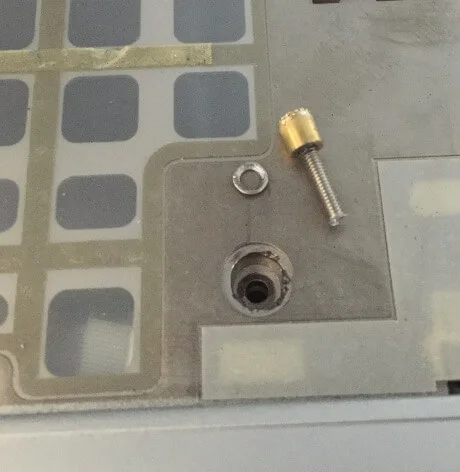 レッツノートS9のドリルでキーボードねじを分解