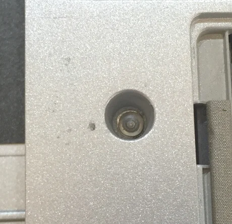 レッツノートS9のキーボードのネジをドリルしてる途中