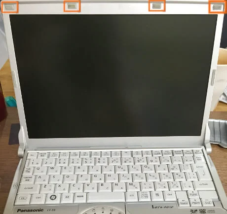レッツノートS9のモニター枠を外すために上枠のゴムを外す