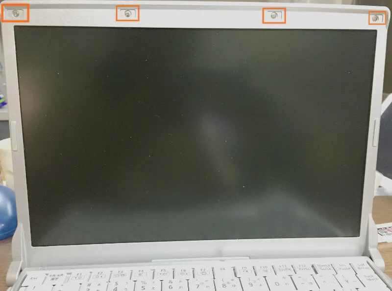 レッツノートS9のモニター枠でゴムを外すとネジが出てくる