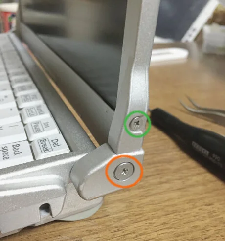 レッツノートS9のひんじ部分のネジも外す