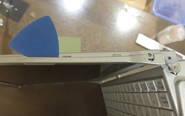 レッツノートS9のモニター側面の枠を外す