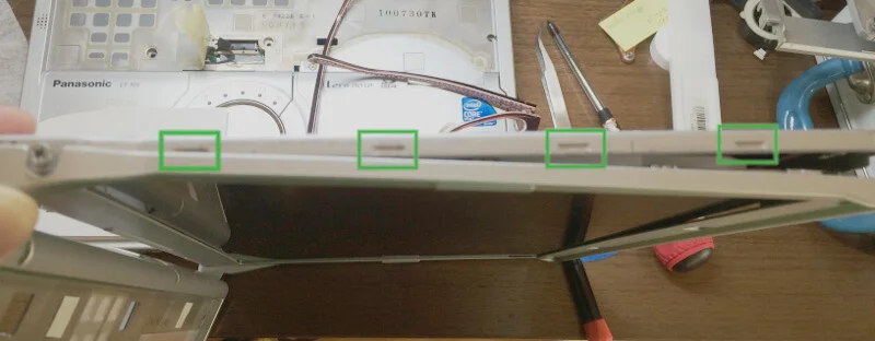 レッツノートS9のモニター枠側部の爪