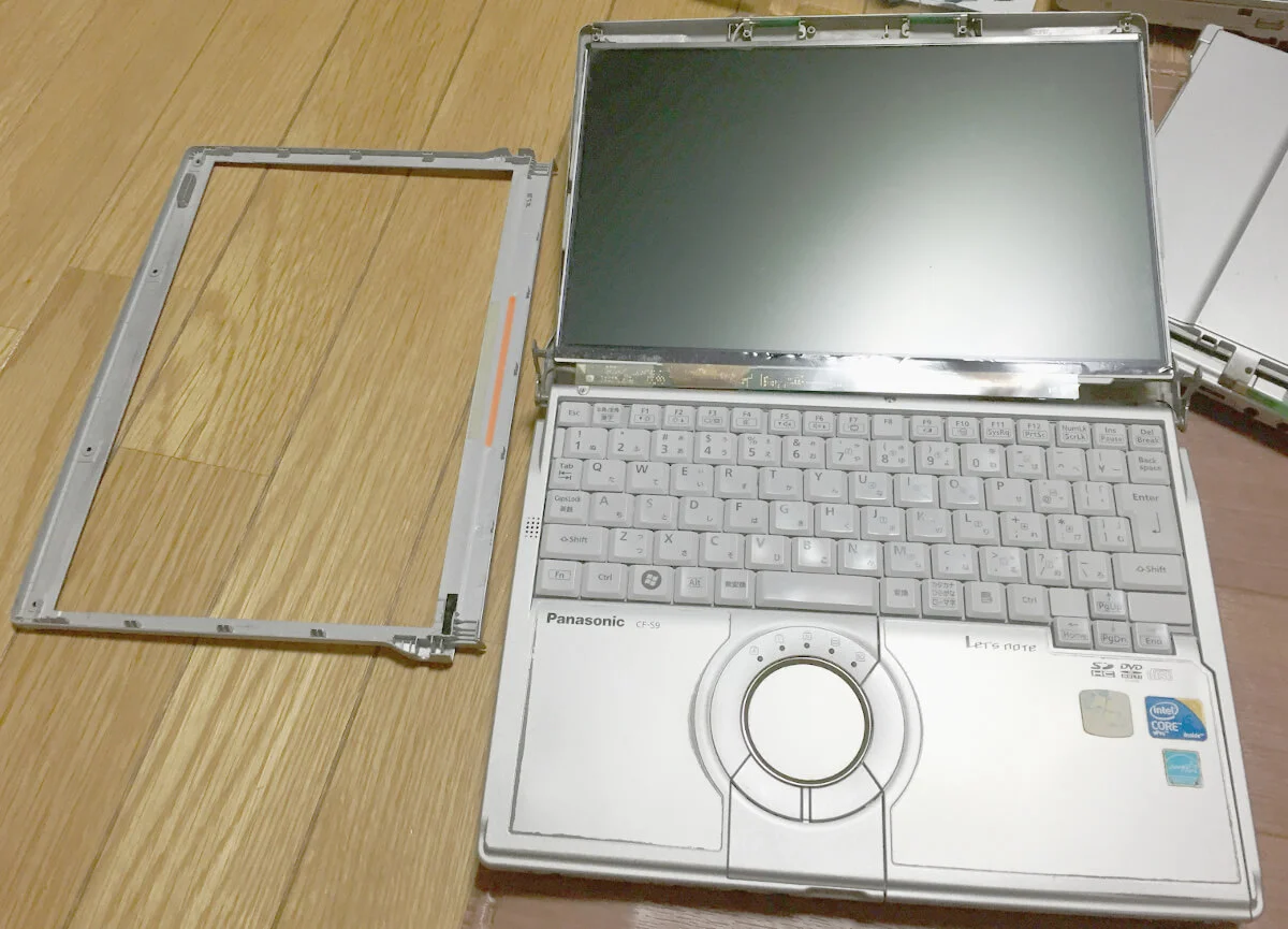 レッツノートS9のモニター枠を外したところ