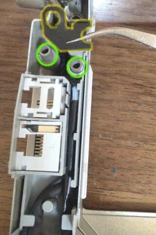 レッツノートCF-S9のケーブルをまとめるフレームに乗っているフタ