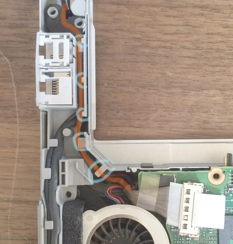 レッツノートCF-S9のモニターケーブルの通り道