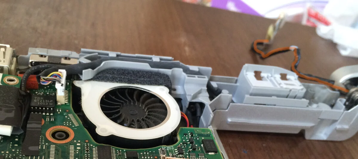 レッツノートCF-S9のケーブルのフレームを外す