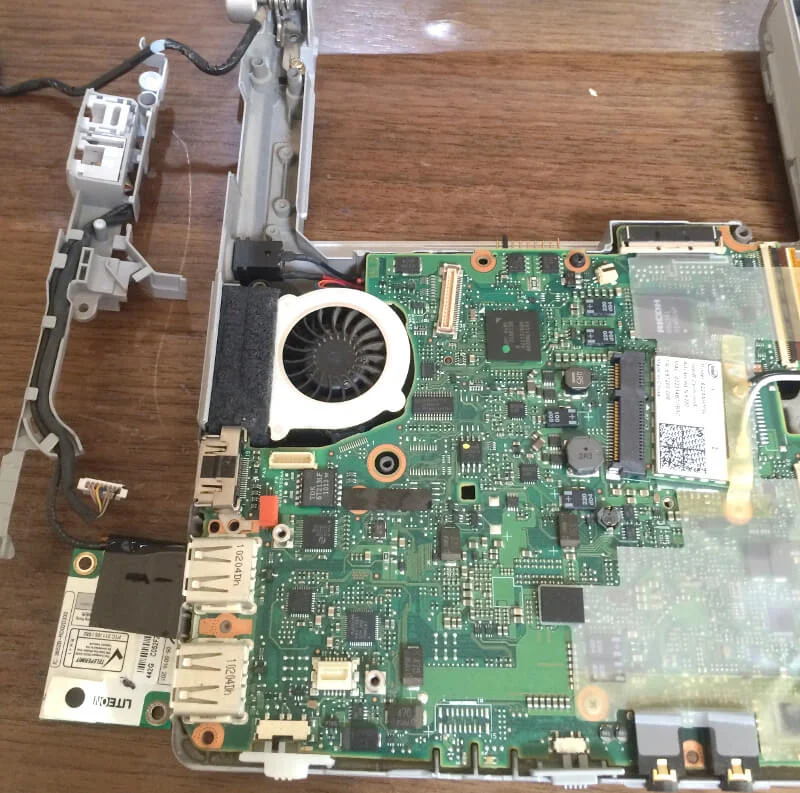 レッツノートCF-S9のケーブルのフレームを外したところ