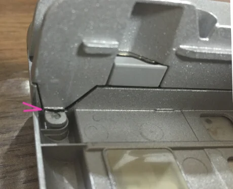 ネジの土台が割れてる