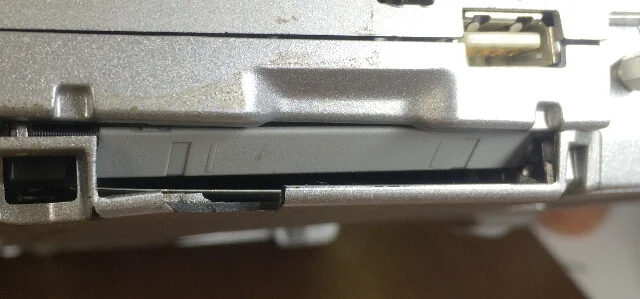 レッツノートS9でPCカードスロット入口のフタが壊れてる