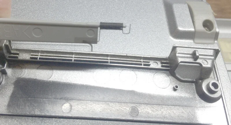 レッツノートS9でPCカードスロット入口フタ部分のバネ