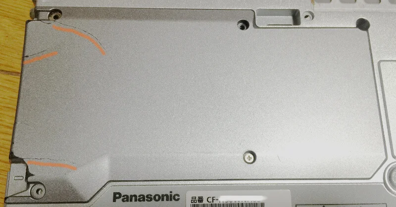 Let's Note S9のPCカードスロットフタ割れ例1