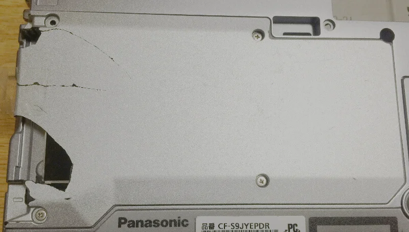 Let's Note S9のPCカードスロットフタ割れ例2