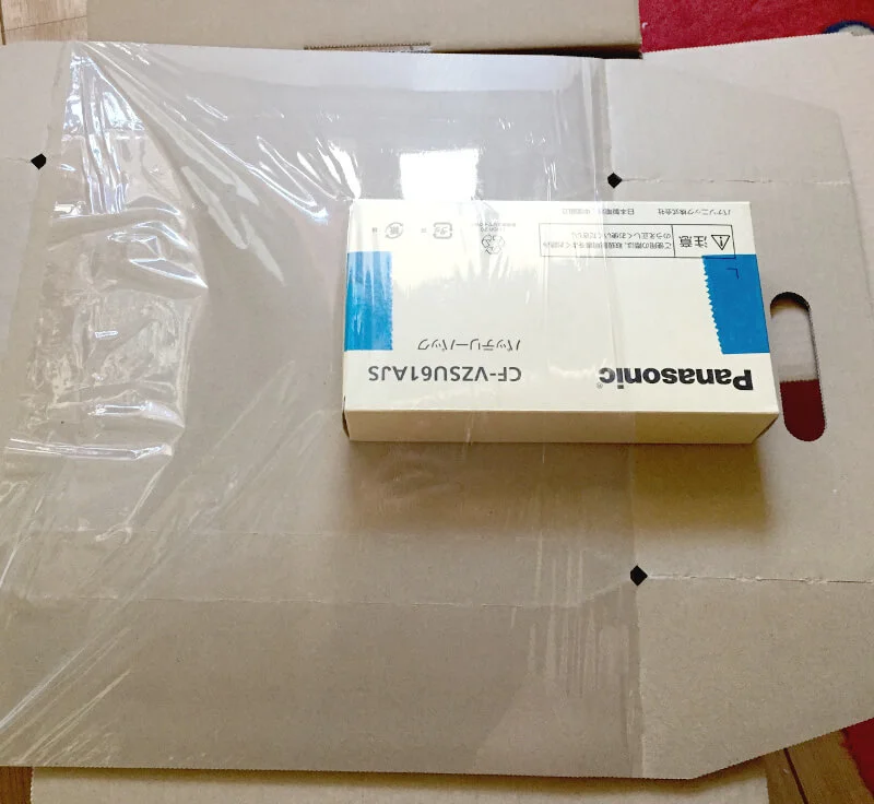 ビニルを破らずにバッテリーを取り出す