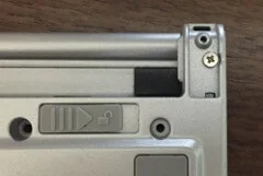 レッツノートNX2のゴム足の下にあるネジ