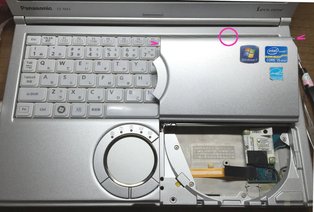 レッツノートNX2の光学ドライブ用のフタを開ける