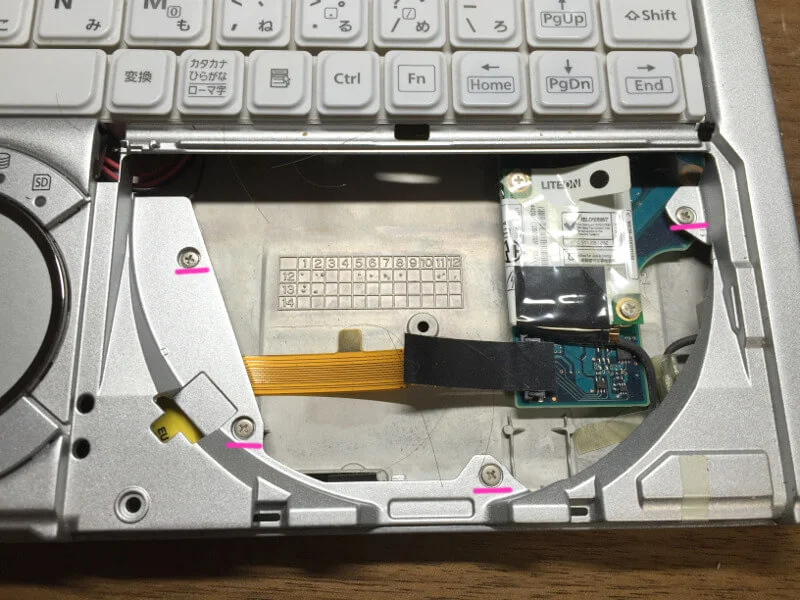 レッツノートNX2の光学ドライブ内のネジを外す