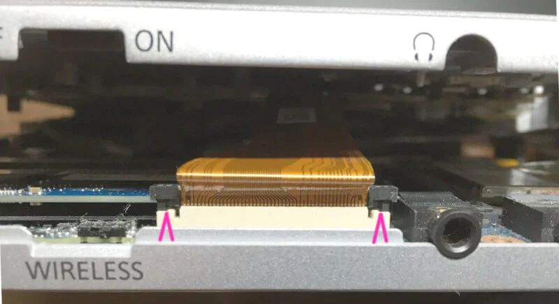 レッツノートNX2の内側ではケーブルが接続