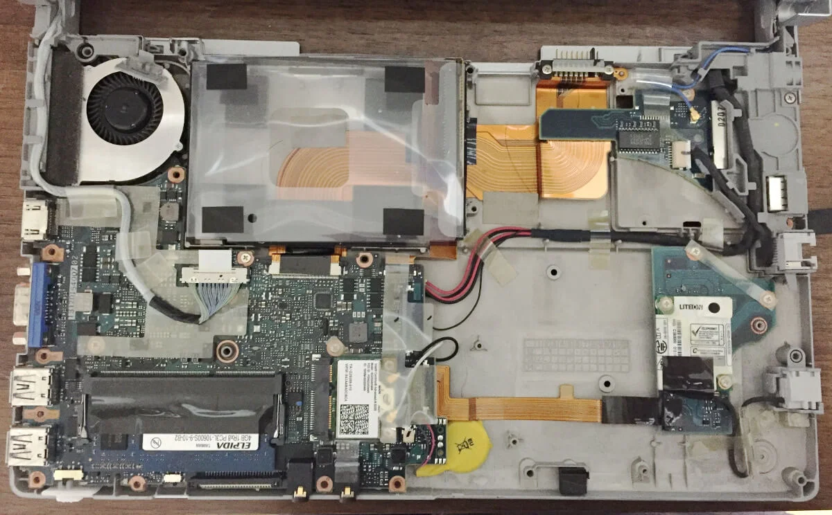 レッツノートNX2のトップカバーを外したところ