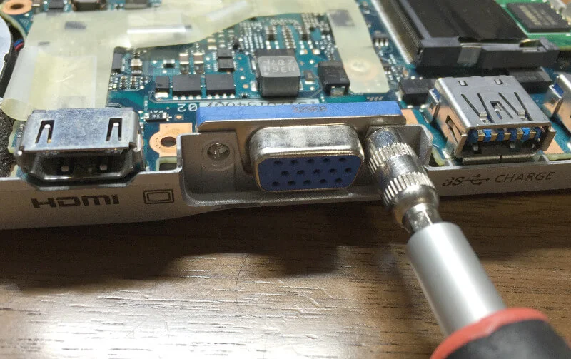 レッツノートNX2の側面のD-SUBコネクタを外す