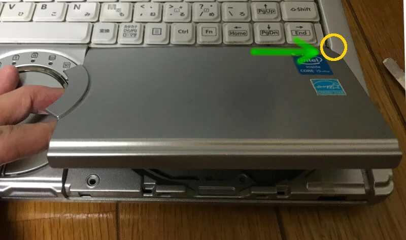 let'snote nx3のDVDドライブのふたを開ける