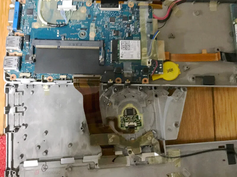 let'snote nx3中でカバーと接続されてるケーブル