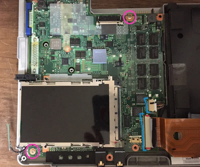 レッツノートCF-R9マザーボード上のネジやケーブルを外す